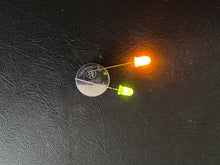 Load image into Gallery viewer, Yellow and green 5mm LEDs on a 3V battery, the legs are different lengths
